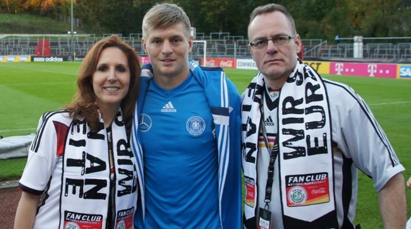 So sehen Sieger aus: Yvonne Müller und Manfred Grohs mit Toni Kross. © Fan Club Nationalmannschaft