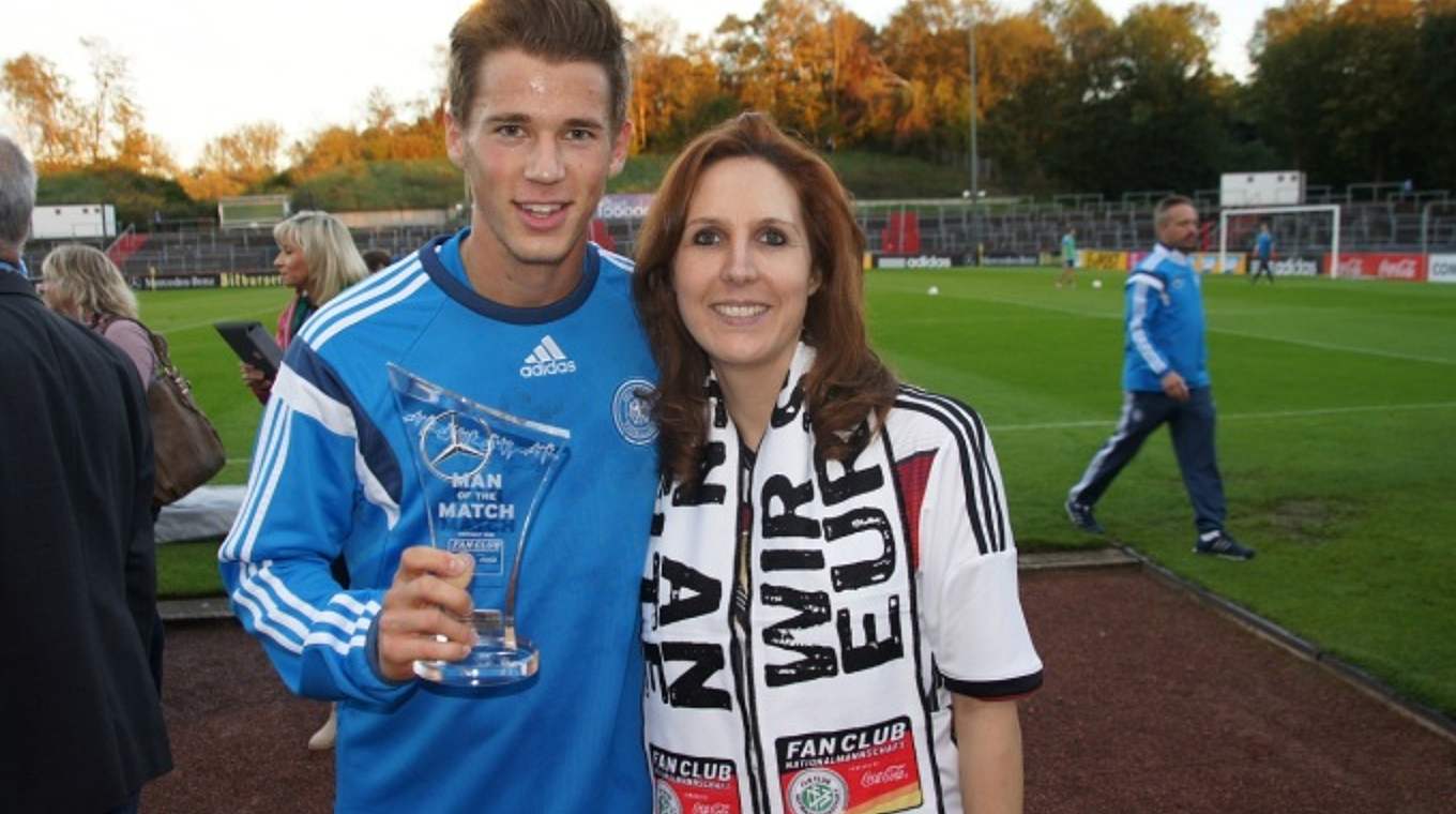 Freude: Yvonne Müller überreichte Erik Durm die Trophäe zur Wahl zum Spieler des Schottland-Spiels. © Fan Club Nationalmannschaft