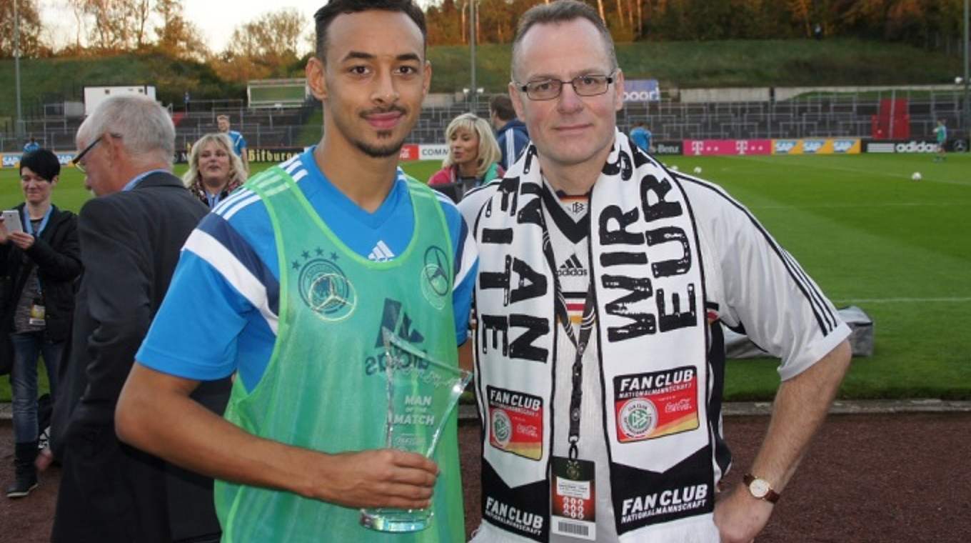 Ehre: Manfred Grohs zeichnet Karim Bellarabi als Spieler des Polen-Spiels aus.  © Fan Club Nationalmannschaft