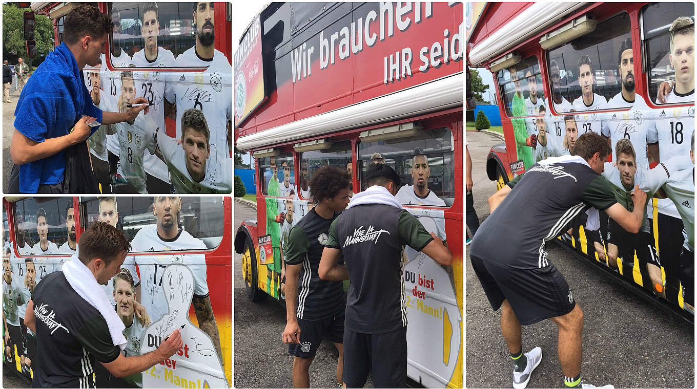 Veredelt: Die deutschen Nationalspieler unterschreiben auf dem Fan-Club-Bus © Fan Club