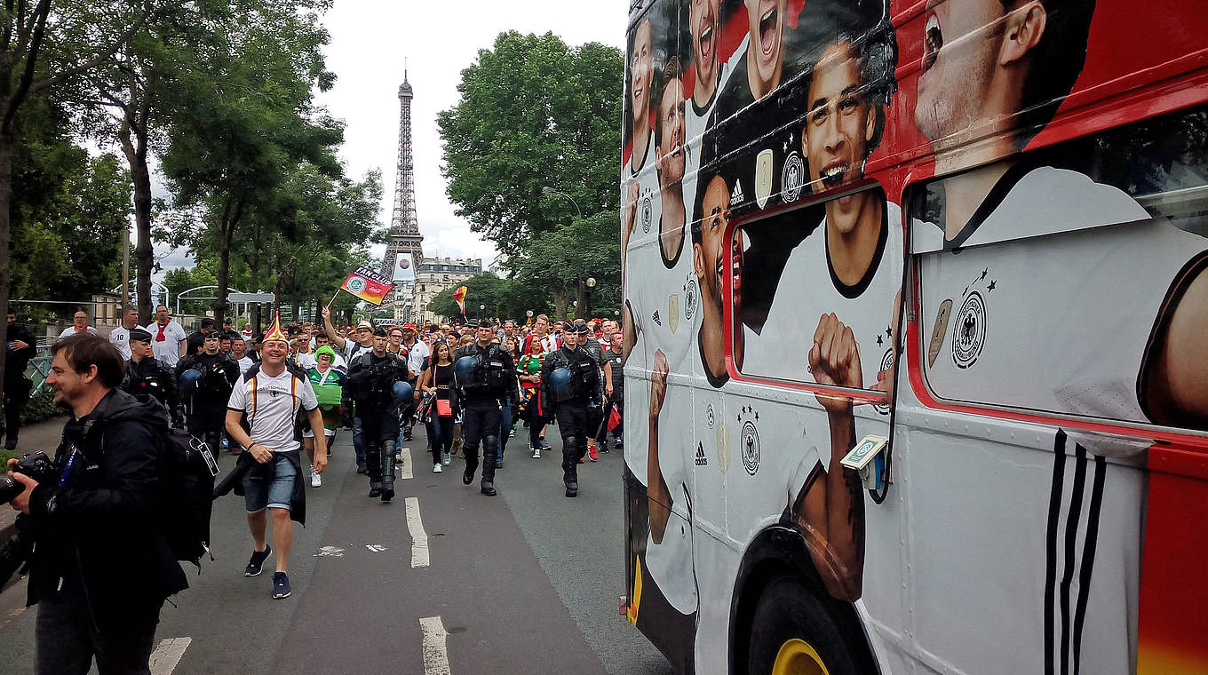 Fan Club Bus voraus: keine Probleme beim Fan-Walk in den Pariser Prinzenpark © DFB
