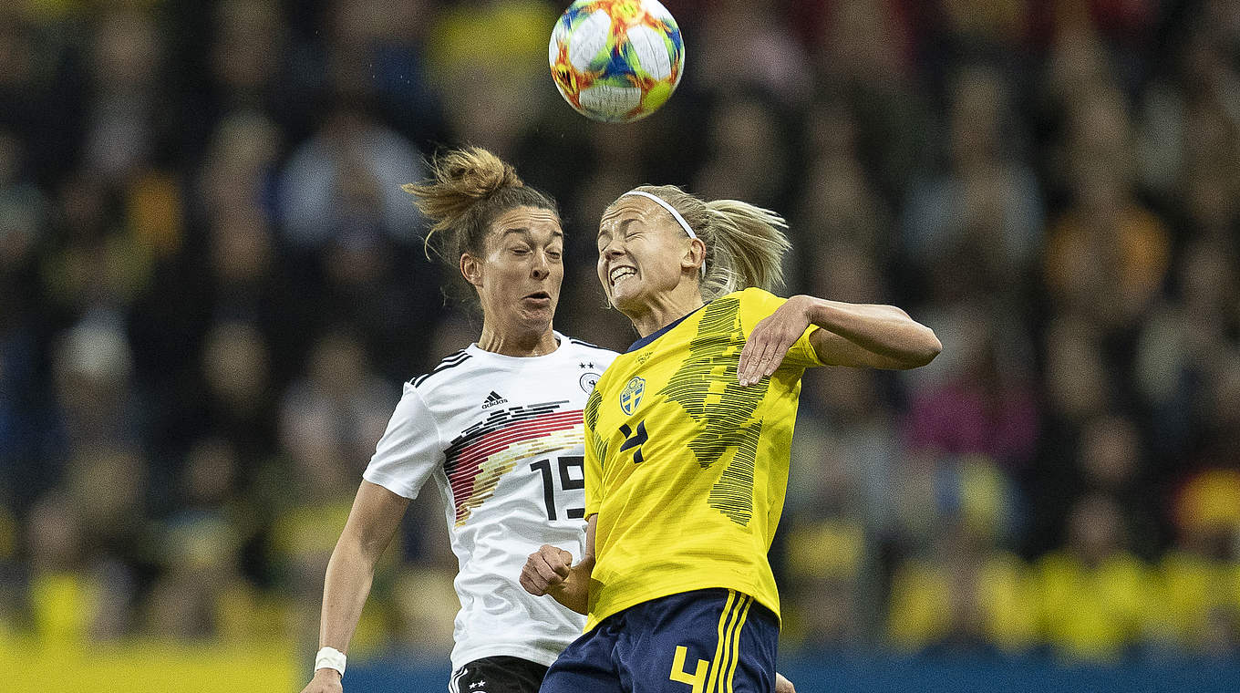 Im Kopfballduell: Felicitas Rauch (l.) gegen Schwedens Hanna Glas © Getty Images