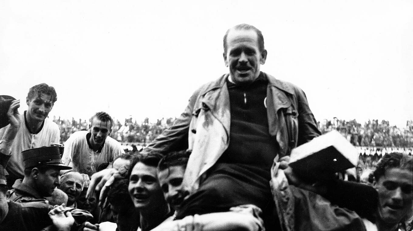 Beginn einer langen Erfolgsgeschichte: Unter Herberger (o.) gelingt der WM-Sieg 1954 © imago