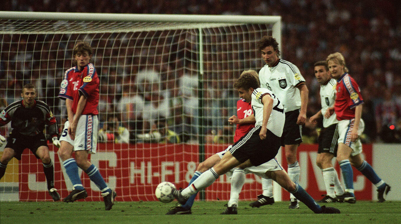 Doppelpack und Golden Goal: Joker Oliver Bierhoff (v.)  sichert den EM-Titel 1996 © imago