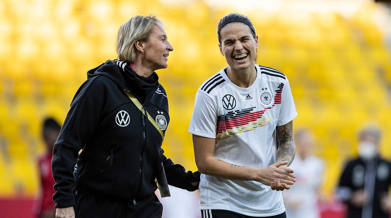 Marozsan (r.) mit Coach Voss-Tecklenburg: "Ich habe viel Respekt verspürt" © DFB/Maja Hitij/Getty Images
