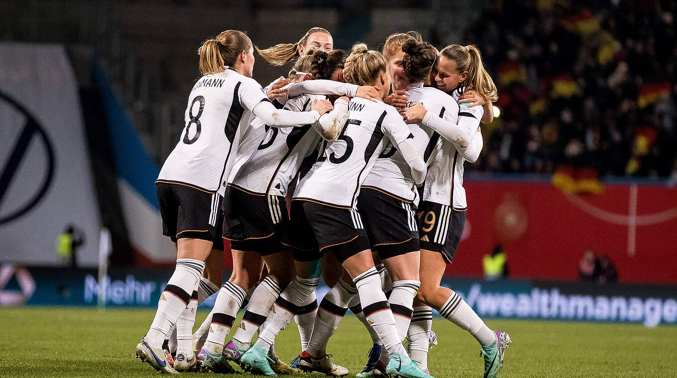Jubeltraube: Deutschland besiegt Dänemark verdient mit 3:0 © Imago Images