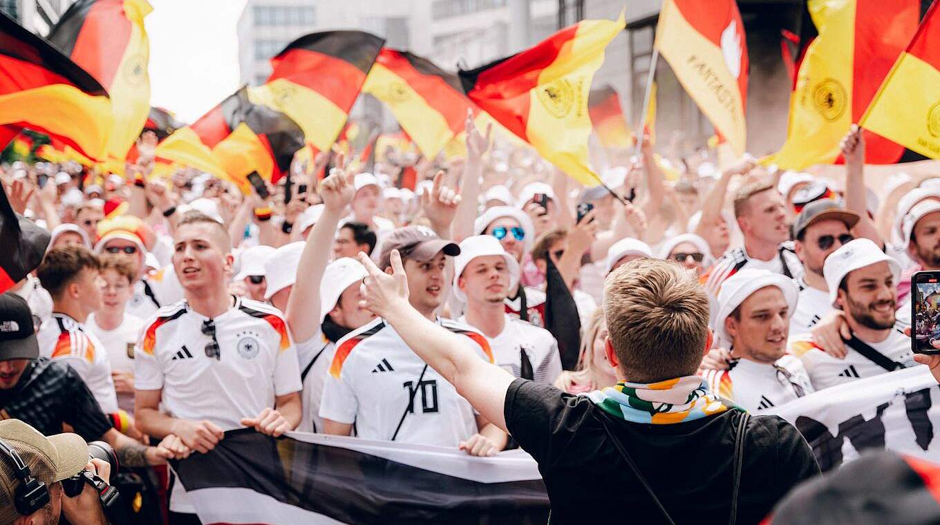 "Das war unfassbar geil": Tausende Fans beim Marsch zum Stuttgarter Stadion © Marco Michalzik/Fan Club Nationalmannschaft