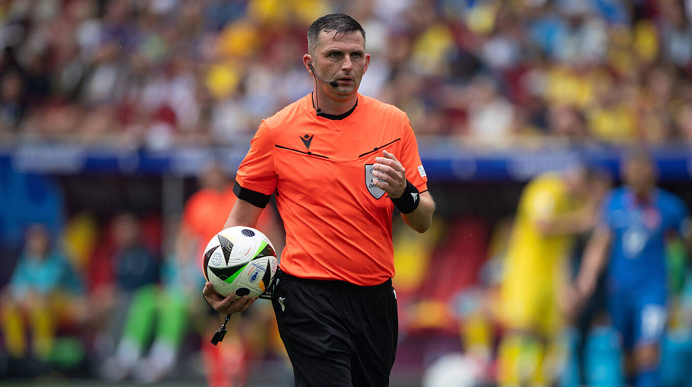 Schon zwei Einsätze bei der EURO 2024: der  englische FIFA-Referee Michael Oliver © IMAGO/Sven Simon