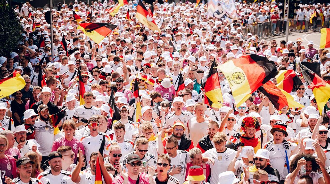 You'll never walk alone: Anhänger der Nationalmannschaft beim Fan-Walk © Fan Club Nationalmannschaft/Michalzik