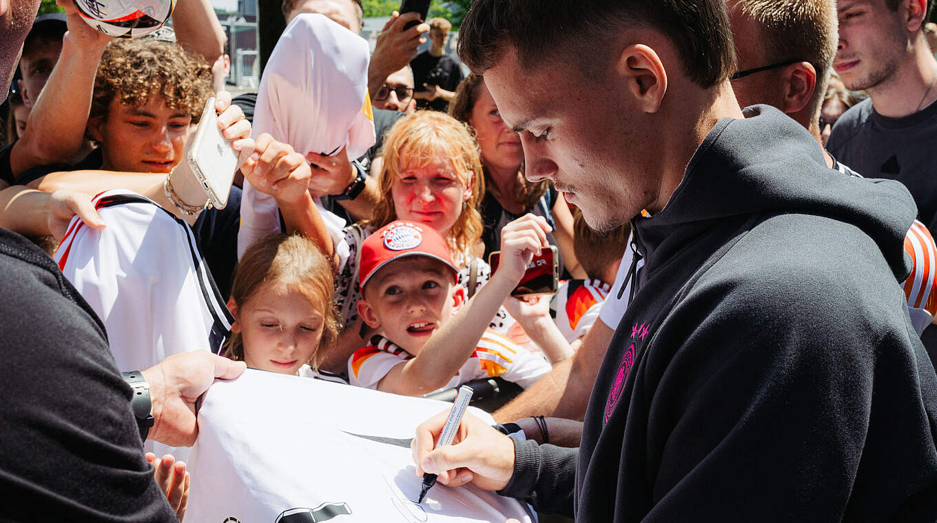 Machte viele Fans mit seiner Unterschrift glücklich: Florian Wirtz © DFB/Philipp Reinhard