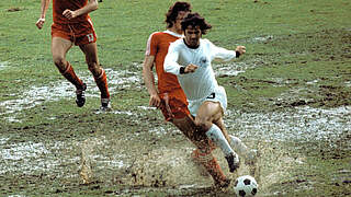 Hat mit Polen und dem Platz zu kämpfen: Gerd Müller beim WM-Halbfinale 1974 © imago