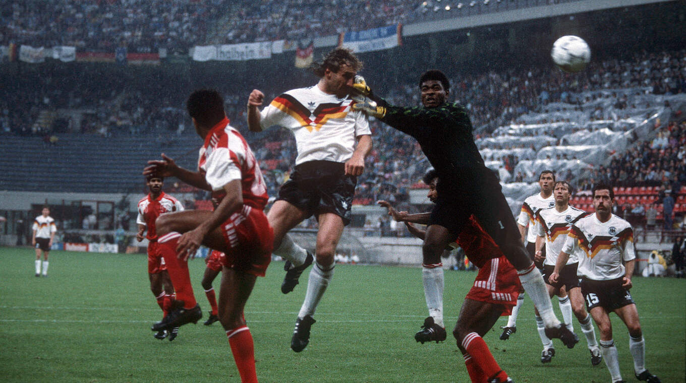 Trotz Regen, Blitz und Donner: Rudi Völler köpft 1990 zum 5:1 gegen die VAE ein © imago