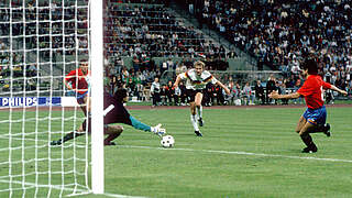 EM 1988 im eigenen Land: Rudi Völler trifft gegen Spanien doppelt © imago