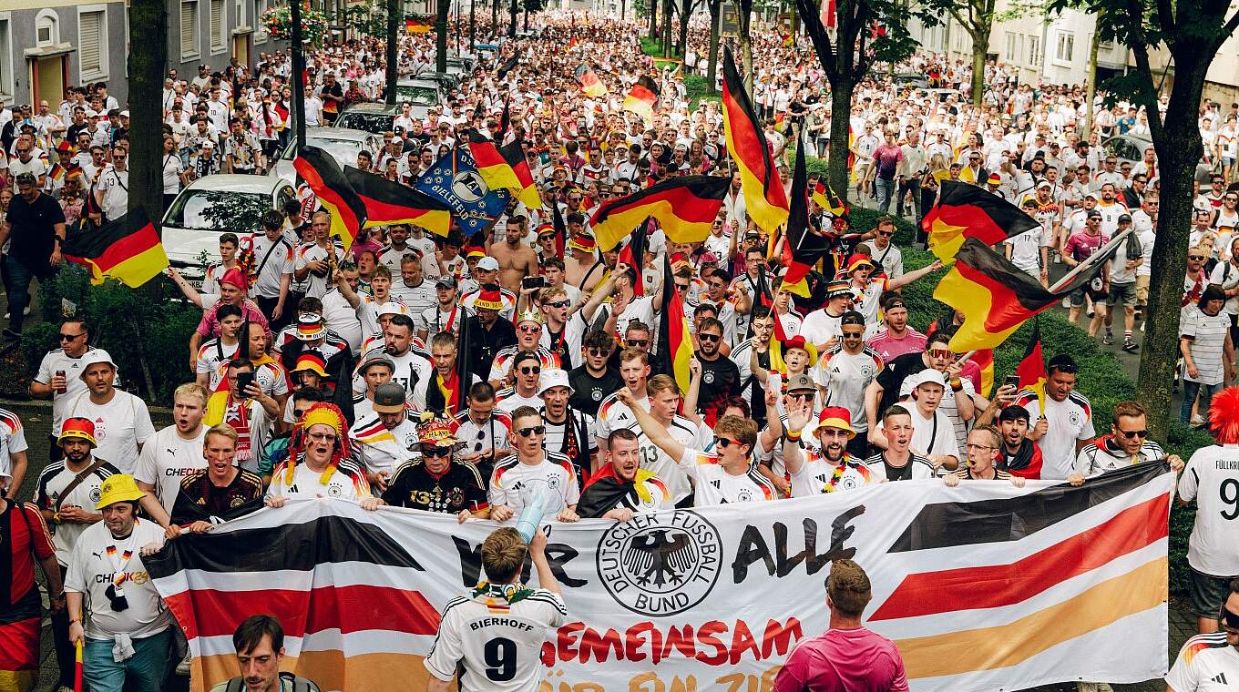 Alle in weiß: Der Fan-Walk zum Stadion in Stuttgart startet um 14.30 Uhr © Fan Club Nationalmannschaft/Michalzik