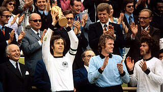 Krönung in München: Franz Beckenbauer mit dem WM-Pokal © imago