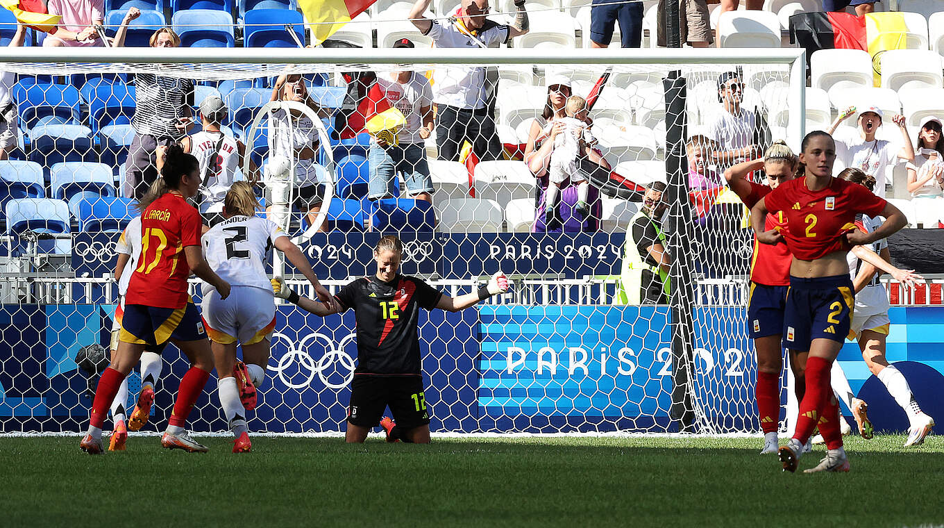 Pariert in der Nachspielzeit einen Foulelfmeter von Putellas: Torhüterin Berger (M.) © Getty Images