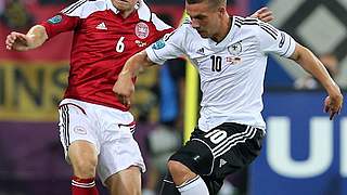 Podolski 2012: Zweikampf mit dem Dänen Lars Jacobsen © Bongarts/GettyImages