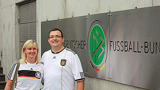 Obligatorisches Bild vor DFB-Schriftzug: Anita Lutter und Andreas Böhler posieren © DFB