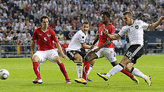 Zuletzt gewann Deutschland 6:2 gegen Österreich: Lukas Podolski trifft © Bongarts/GettyImages