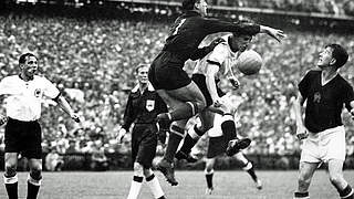 Auch am 2:2 beteiligt: Schäfer (2.v.r.) gegen Ungarns Keeper Grosics im WM-Finale 1954 © Imago