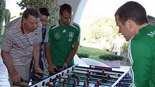 Spaß beim Tischfußball: Joachim Deckarm (l.) und das DFB-Team auf Sardinien © DFB