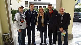 Petra Jordan (m.) und Frank Exner (l.) mit Oliver Bierhoff und Thomas Müller. © privat