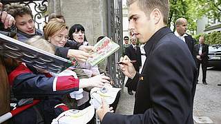 Philipp Lahm bei der WM 2006 vor dem Schlosshotel Grunewald. © Bongarts/GettyImages