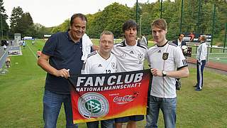 Erinnerungsfoto mit dem Bundestrainer: Michael Klingsöhr, Fan Club-Betreuer Uwe Buntrock, Joachim Löw und Marco Kohnen (v.l.) © 