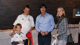 Treffen mit Jogi: Tobias Wilka, Vater Thomas und Kerstin Pregler. © 