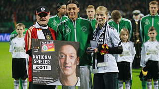 Großer Moment: Dieter Masuhr und Josephine Jäger mit Mesut Özil.  © Bongarts/GettyImages
