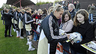 Tolle Atmosphäre beim Training: Die Nationalspielerinnen erfüllen Autogrammwünsche. © Bongarts/GettyImages