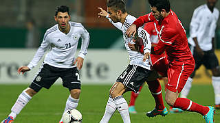 Harter Fight in Bochum: Moritz Leitner (M.) setzt sich durch © Bongarts/GettyImages