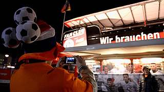 Begehrtes Foto-Motiv: Bild vor dem Fan-Bus. © Bongarts/GettyImages