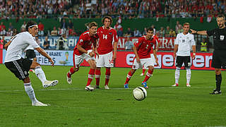 Sicher vom Elfmeterpunkt: Mesut Özil (l.) erzielt das 2:0 © Bongarts/GettyImages