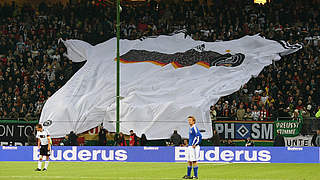 Seit Jahren ein gewohntes Bild bei Länderspielen: Riesentrikot im deutschen Fanblock. © Bongarts/GettyImages