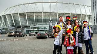 Nur die Mama fehlt noch im Fan Club Nationalmannschaft: Großfamilie Rommen vor dem Nationalstadion in Kiew. © Bongarts/GettyImages